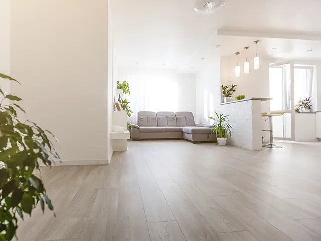 リビングを広くおしゃれに見せる内装術｜狭い部屋でも開放感がアップするコツ